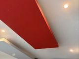 une horloge accrochée au mur de la pièce