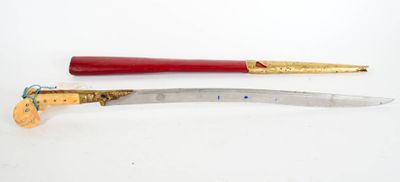 paire d'épées chinoises anciennes, l'une à manche rouge et l'autre à manche doré