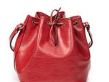 un sac seau Louis Vuitton rouge sur fond blanc