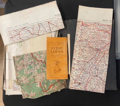 une carte, un livre et une carte posés sur une table