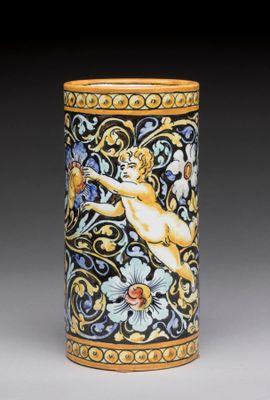 une image représentant un vase orné d'une peinture représentant une femme