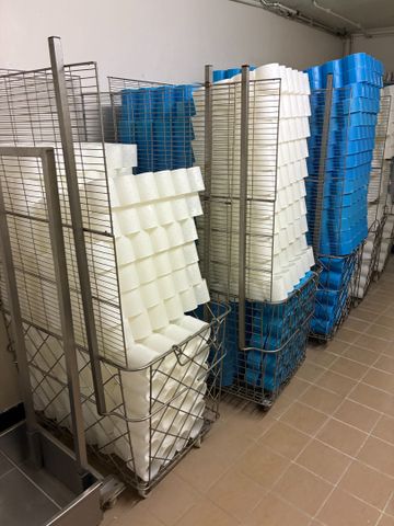 Ensemble de moules et 47 bassines de 76 litres, 17 de 120 litres 