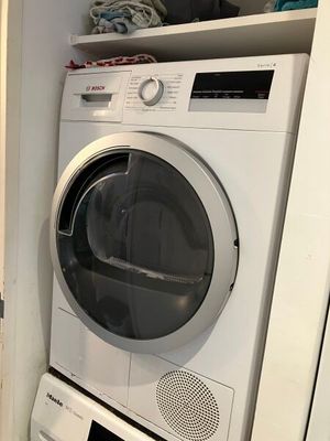 un lave-linge et un sèche-linge blancs dans une petite pièce
