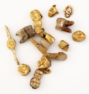 plusieurs pièces d'or sont disposées sur une surface blanche