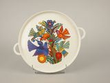 une assiette blanche ornée d'un motif représentant un oiseau et des fleurs