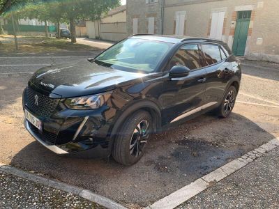 un SUV noir garé sur un parking