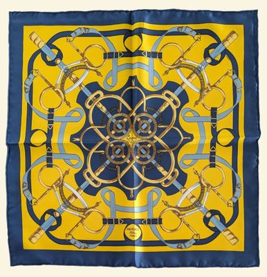 une écharpe carrée bleue et jaune, ornée d'un motif doré et bleu