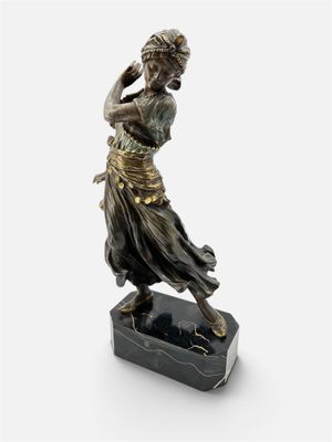 une image représentant une statue en bronze d'une femme posée sur un socle en marbre
