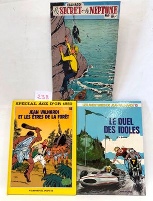 three books on a white surface, one of which is in french and the other of which is in french