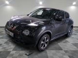 Le SUV Nissan Juke noir est garé dans une grande pièce