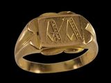 un gros plan d'une bague en or sur laquelle figure un chiffre romain