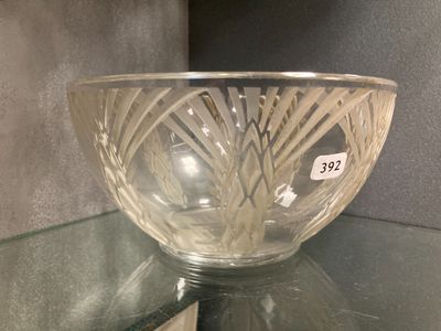 un bol en verre posé sur une table en verre, avec une étiquette de prix