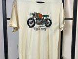 t-shirt couleur crème avec un motif de moto sur le devant