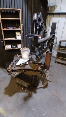 une machine posée sur une table dans un garage