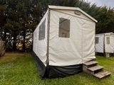 de nombreuses tentes installées dans l'herbe