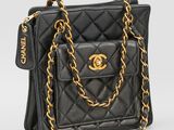 Sac à bandoulière Chanel en cuir matelassé noir avec finitions dorées