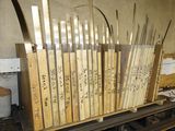 Dans un atelier, plusieurs morceaux de bois sont empilés les uns sur les autres