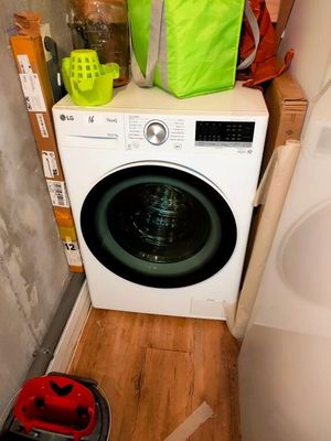 un lave-linge et un sèche-linge dans le coin d'une pièce