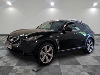 une photo d'un SUV Infiniti noir garé sur un sol à damier