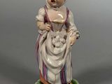 une figurine représentant une femme tenant un bébé dans ses bras