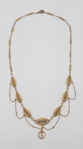 Collier en or jaune 18 carats 750 millièmes à décor de sept maill...