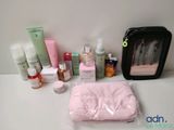 une photo du contenu d'une trousse de maquillage