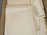 une boîte en carton ouverte, remplie d'une multitude de papiers, posée sur une table