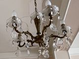 un lustre suspendu au plafond d'une pièce
