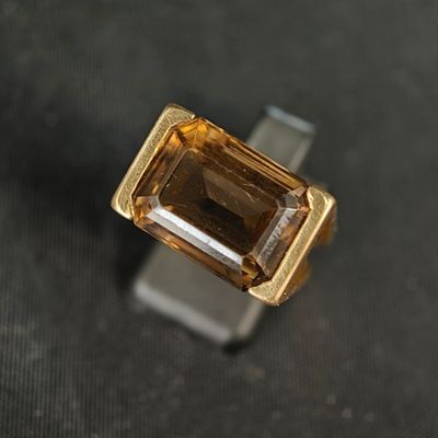 une image d'une bague sertie d'une citrine taillée en carré