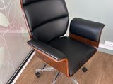 une chaise de bureau noire posée devant un mur