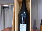 une bouteille de vin et une bouteille de vin dans un coffret en bois