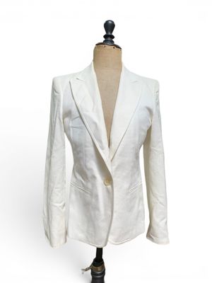 la veste blanche est sur un mannequin, un mannequin, un mannequin, un mannequin, un mannequin, un mannequin, un mannequin, un mannequin, un manne
