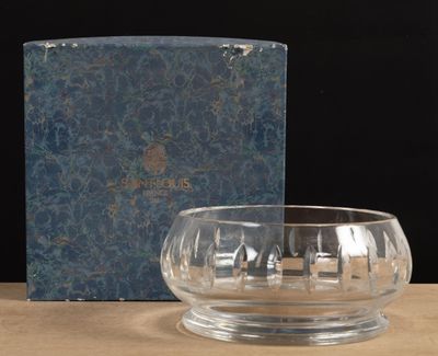 un bol en verre posé sur une table, à côté d'un livre