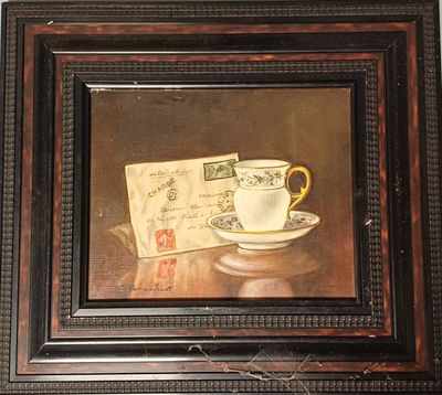 tableau représentant une tasse et une soucoupe accompagnées d'une lettre, posées sur une table