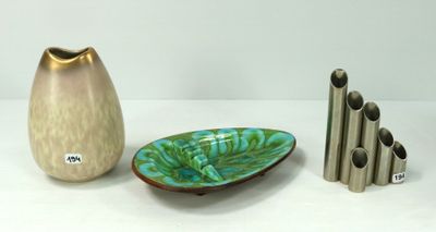 trois œuvres d'art différentes posées sur une table