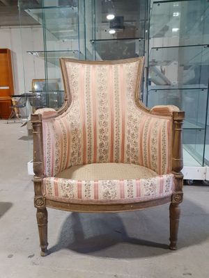 une chaise qui se trouve au milieu d'une pièce