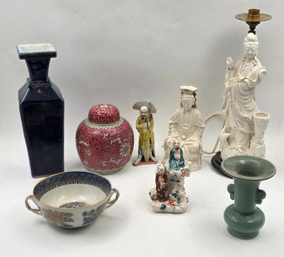 de nombreux vases différents posés sur une table