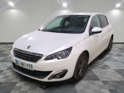 la voiture blanche est garée sur un sol en damier dans le garage