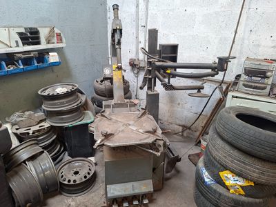 un tas de pneus et une machine dans un garage