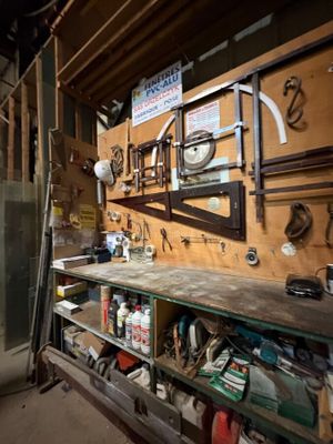 un établi avec de nombreux outils