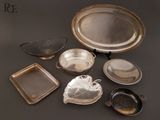 beaucoup de plats et de casseroles en argent posés sur une table