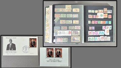 une photo montrant une collection de timbres et un classeur