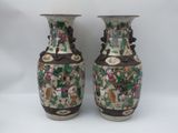 deux vases posés sur une surface blanche