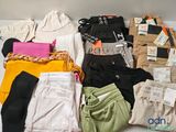 de nombreux types de vêtements différents posés sur une table blanche