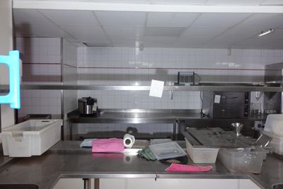 une grande cuisine avec des plans de travail et des appareils électroménagers en acier inoxydable