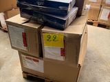 une pile de cartons posée par terre dans un magasin