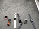 de nombreux modèles de montres disposés par terre