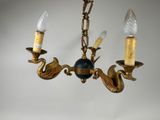 un lustre muni de trois ampoules