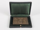 une plaque antique en bronze dans un cadre noir sur fond blanc