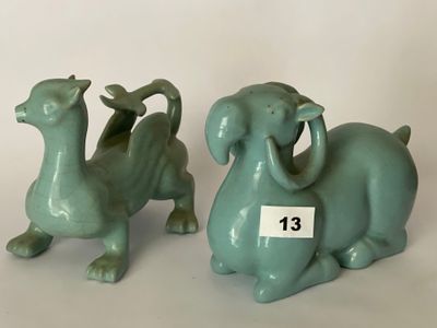deux animaux en céramique verte assis l'un à côté de l'autre sur une table
